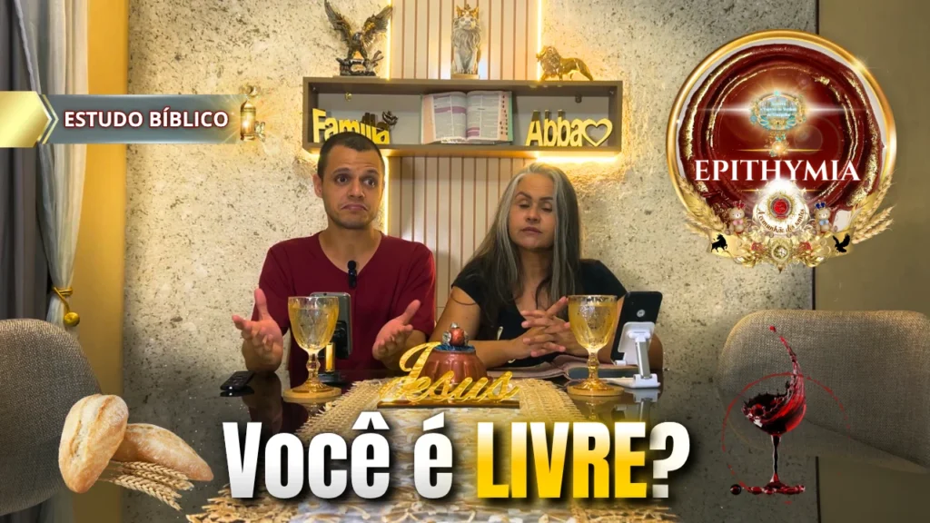 Casal cristão, pastora Sandra Ribeiro e irmão Vinícius, em estudo bíblico com pão e vinho sobre a mesa refletindo sobre liberdade espiritual em Cristo e Epithymia, os desejos da carne